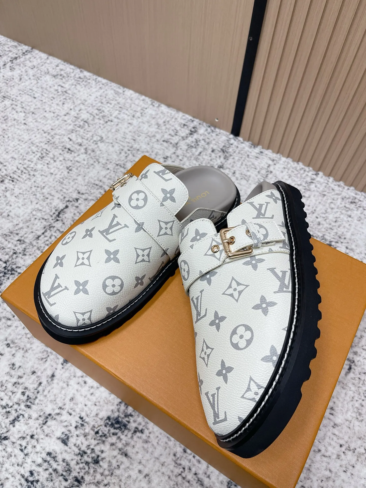 [L Family] P: 460💰 Size: 35-46 (female 40.41, male 45 46 custom-made) Top version Louis vuitton Lv new couple Birkenstock slippers. Cute and cute, not too good on the feet. Simple and high-end slingback design. Ready to wear and go. Good news for lazy people. Imported cowhide leather upper/imported old calico. Original hardware buckle, original molded high-density foam outsole.